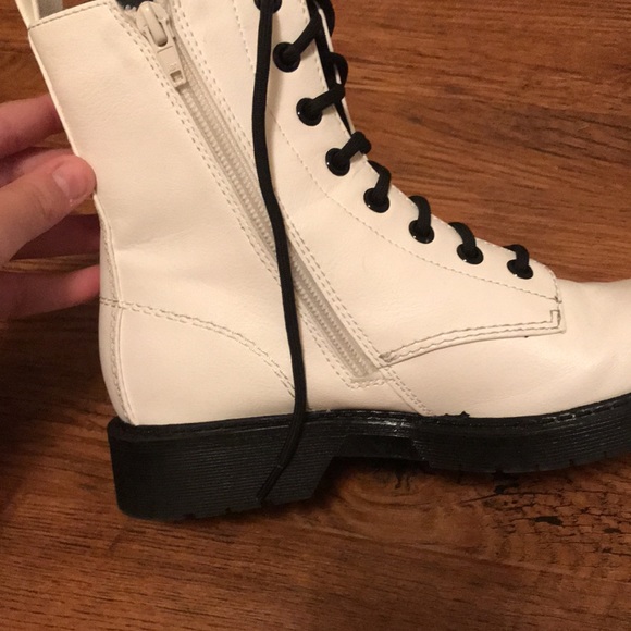 White boots - Picture 3 of 6